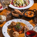 Výběr jídel říjnové nabídky restaurací konceptu TADY CHUTNÁ